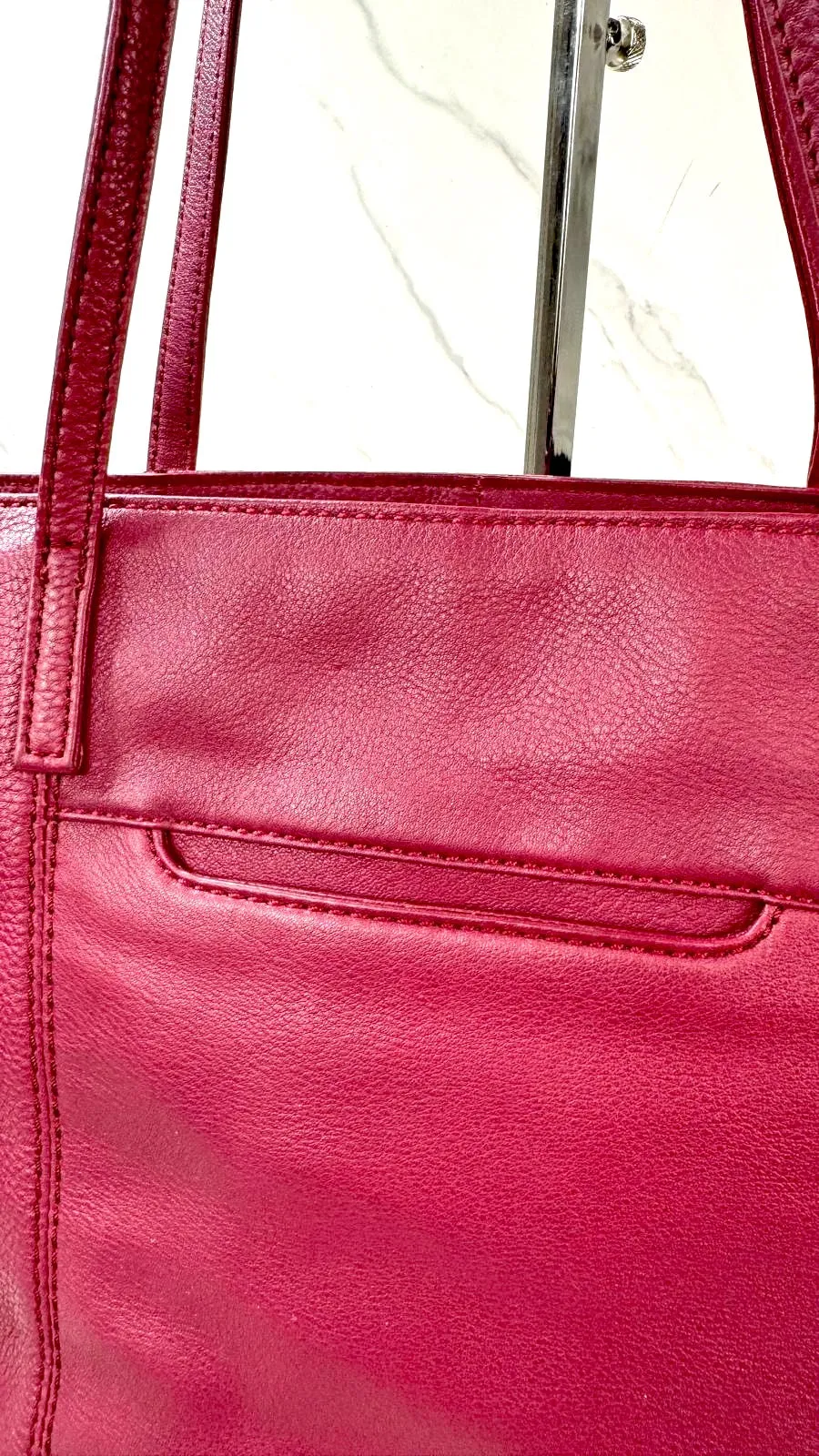 HOBO KINGSTON LEATHER TOTE BAG IN SANGRIA